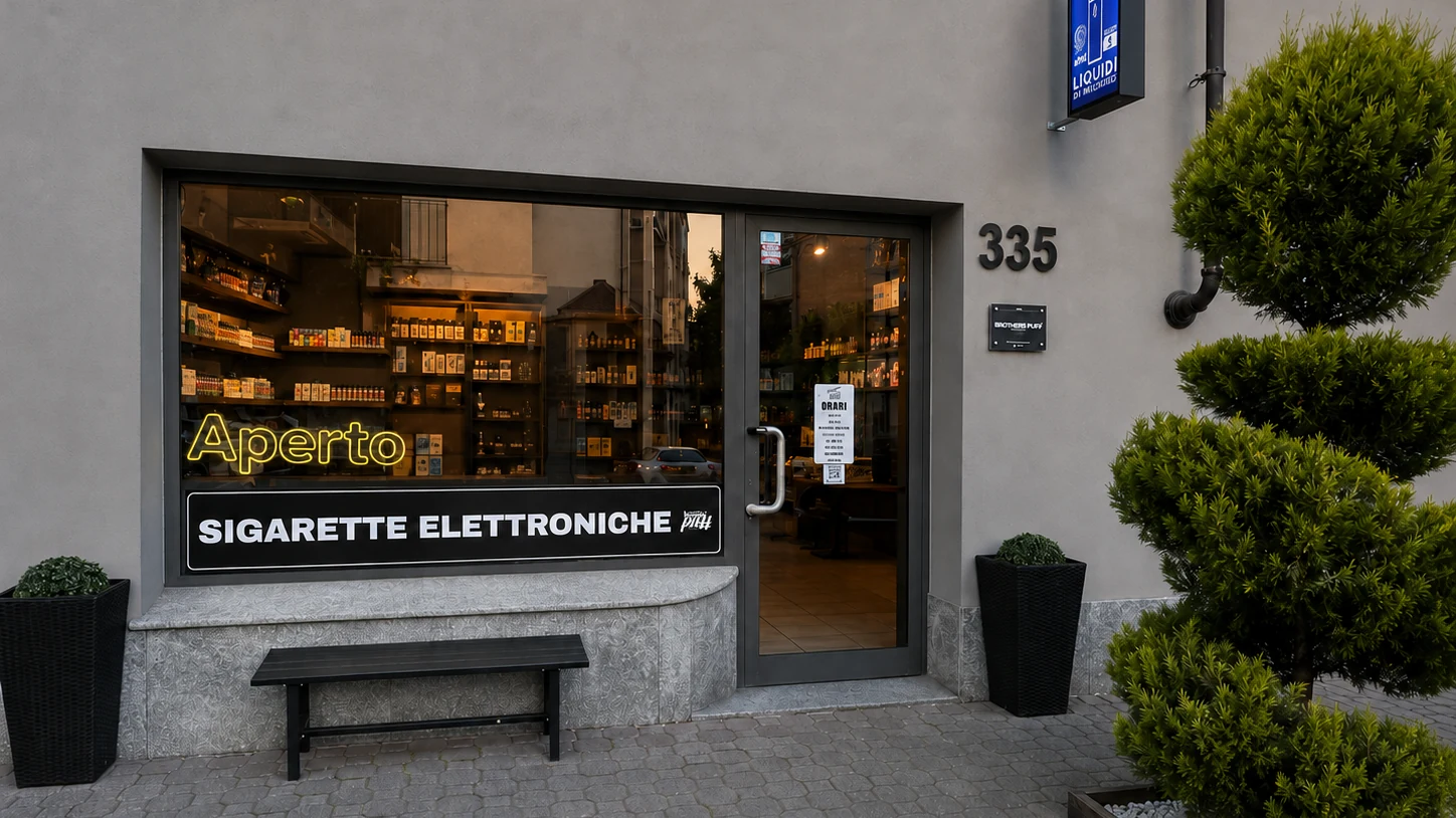 La vetrina di Brothers Puff in Corso Savona 335 ad Asti, con l'insegna accesa